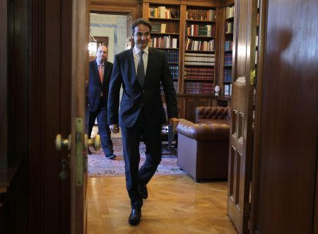 Με επιφυλάξεις στο Συμβούλιο Πολιτικών Αρχηγών ο Μητσοτάκης