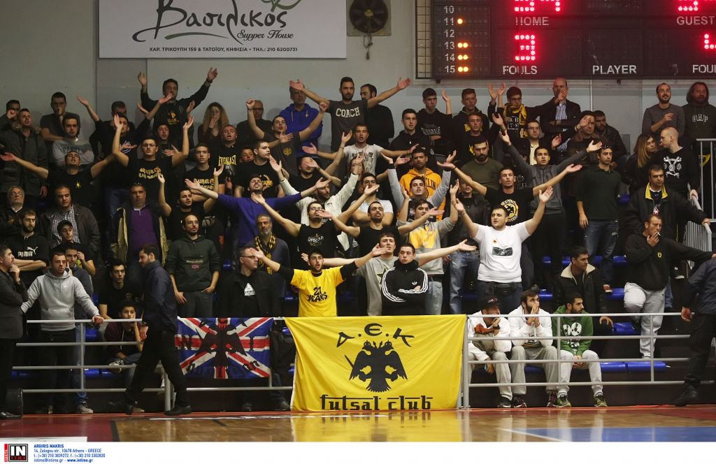 Στα γήπεδα και στην TV