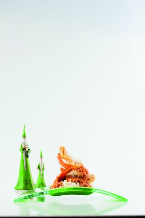 Γλυκόξινες γαρίδες επάνω σε κανταΐφι και κουσκούς