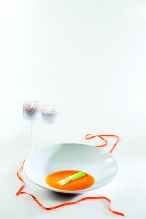 Κολοκυθόσουπα με πικραμύγδαλα και «κανελόνια» πράσου