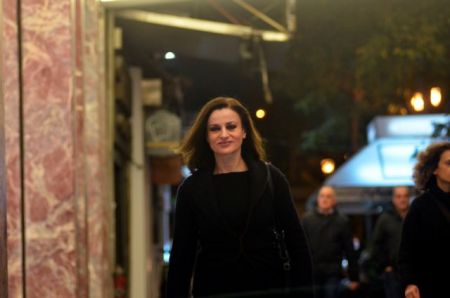 Καρυοφυλλιά Καραμπέτη: Η καμπαρντίνα του Μπόγκαρτ και η παγίδα τού να είσαι ειλικρινής