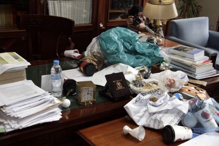 ΕΚΠΑ: Αδειασαν δυο σάκους με απορρίμματα στο γραφείο αντιπρύτανη
