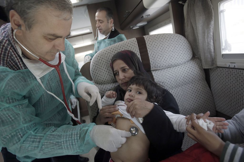 Ιατρική περίθαλψη για τους σύρους πρόσφυγες στο Σύνταγμα