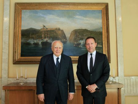 Οικονομία και τρόικα στο «μενού» του γεύματος Στουρνάρα-Παπούλια