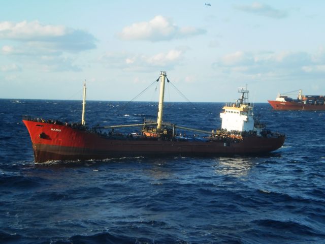 Rudderless freighter with 700 migrants tugged to Ierapetra