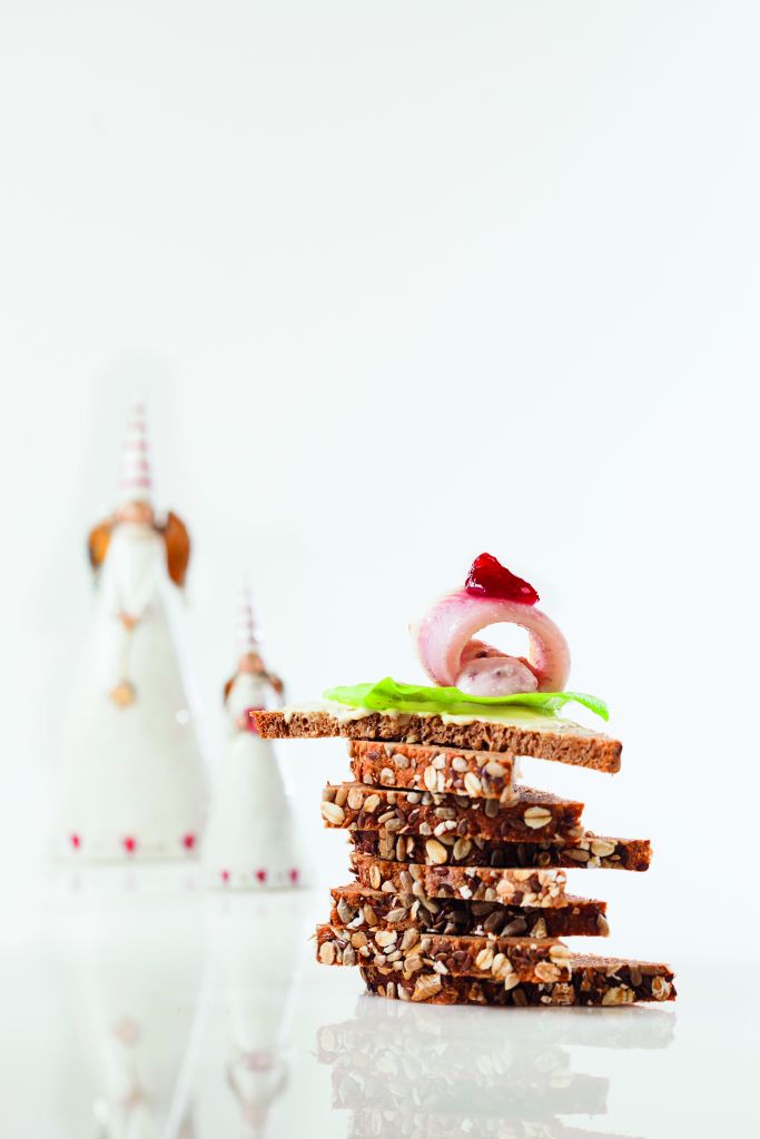 Καναπεδάκια με καπνιστό χέλι και βατόμουρο