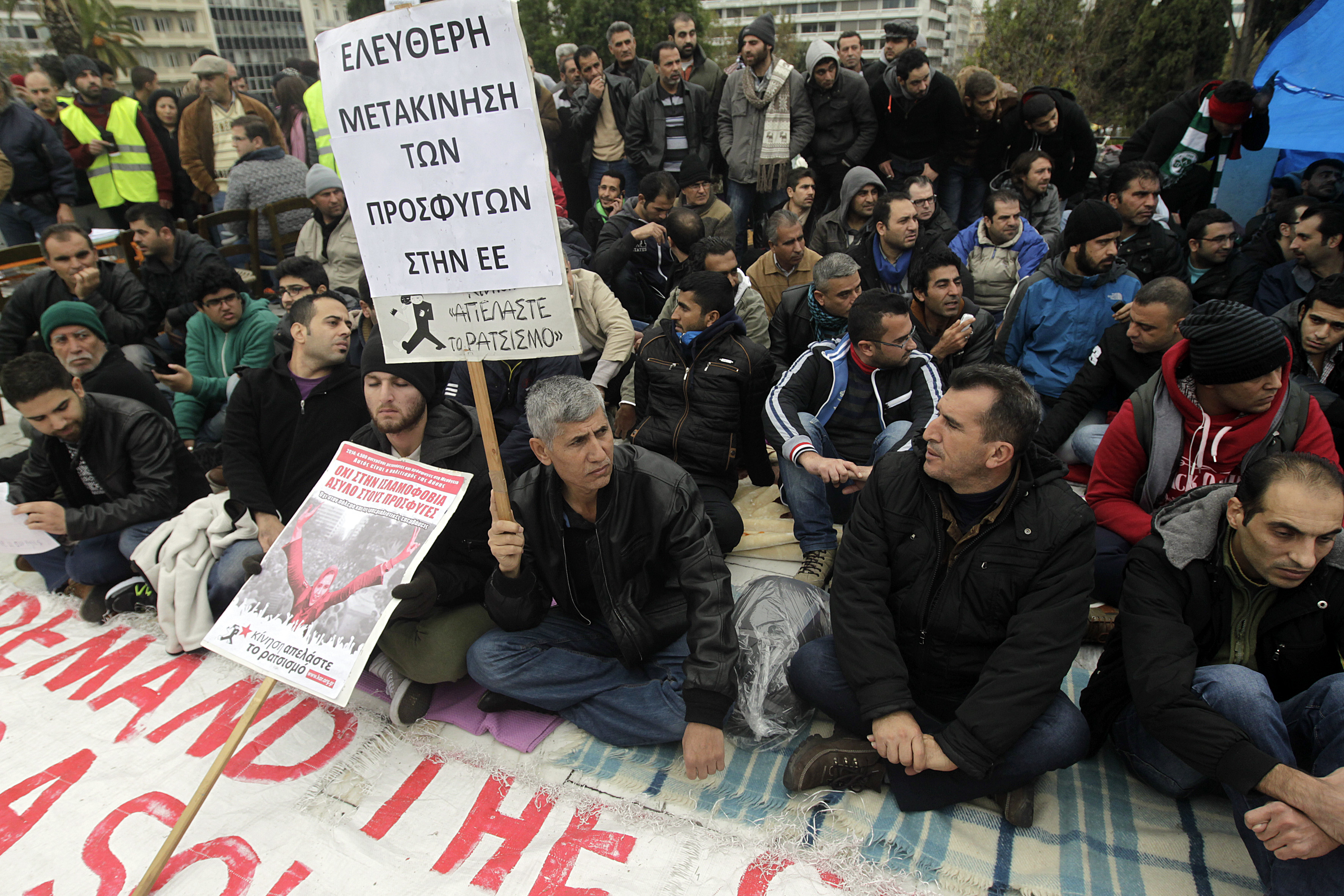 Οι σύροι πρόσφυγες για 20ή μέρα στο Σύνταγμα παρά τη βροχή