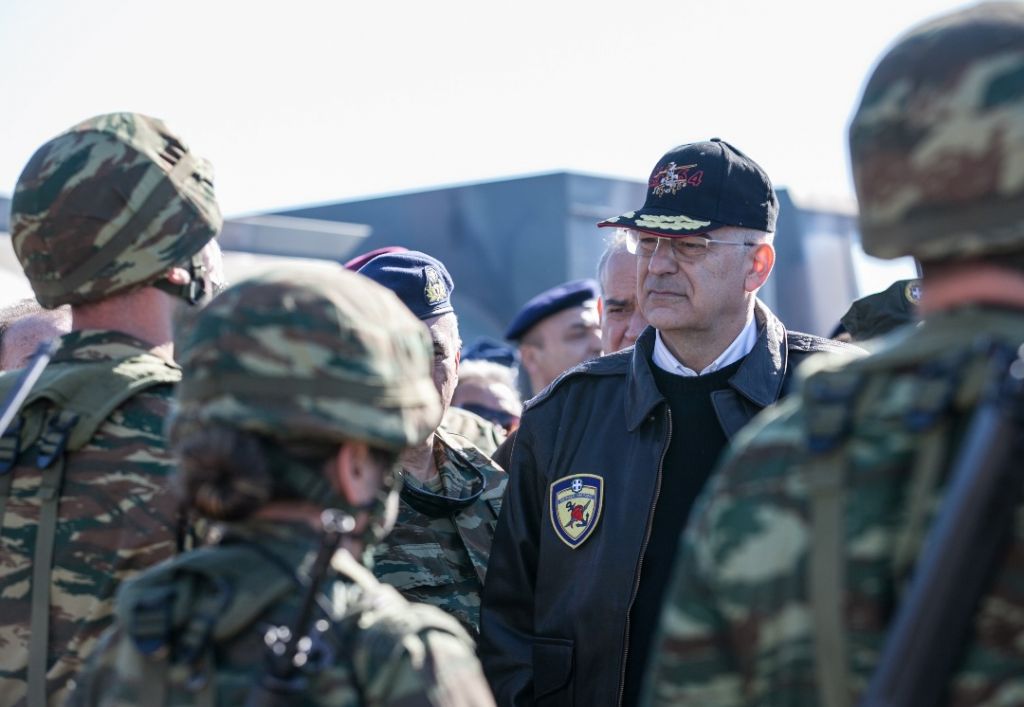 ΥΕΘΑ: Δεν υπήρξε παρενόχληση του ελικοπτέρου που μετέφερε τον Δένδια