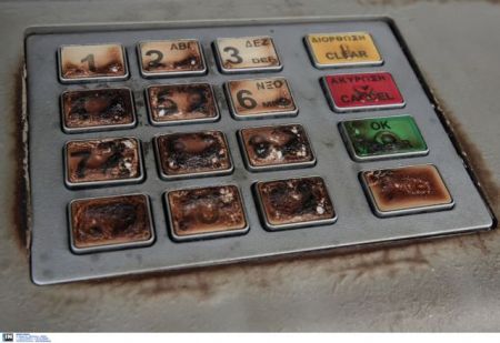 Βόμβα μολότοφ έκαψε ΑΤΜ στην πλατεία Κάνιγγος