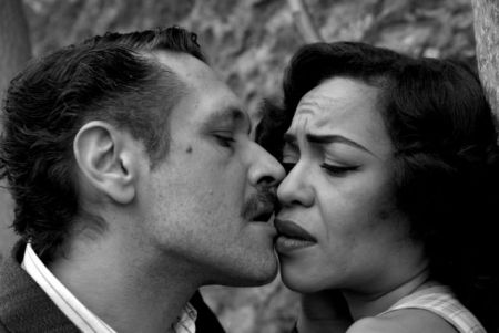 Τo vima.gr στο Δημοτικό θέατρο Πειραιά – «Παράνομα φιλιά – Κόκκινα φανάρια»