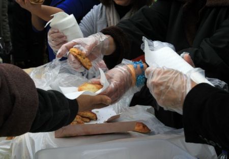 Προσφορά τροφίμων με «αντίδωρο» στη Θεσσαλονίκη