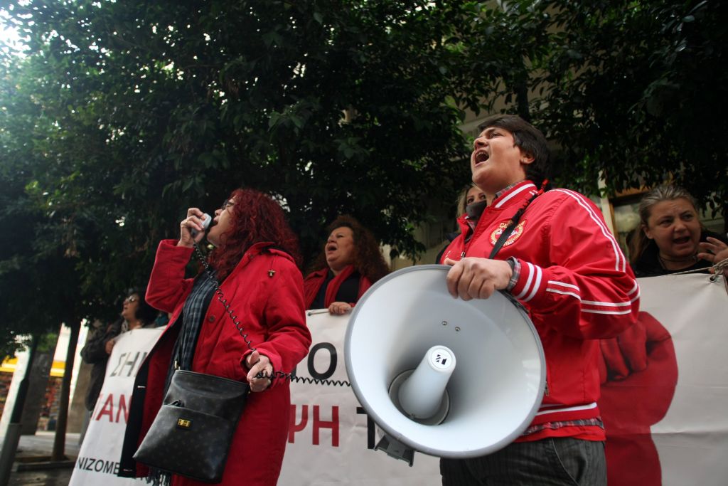 Εξω από το ΥΠΟΙΚ συγκεντρώθηκαν οι απολυμένες καθαρίστριες