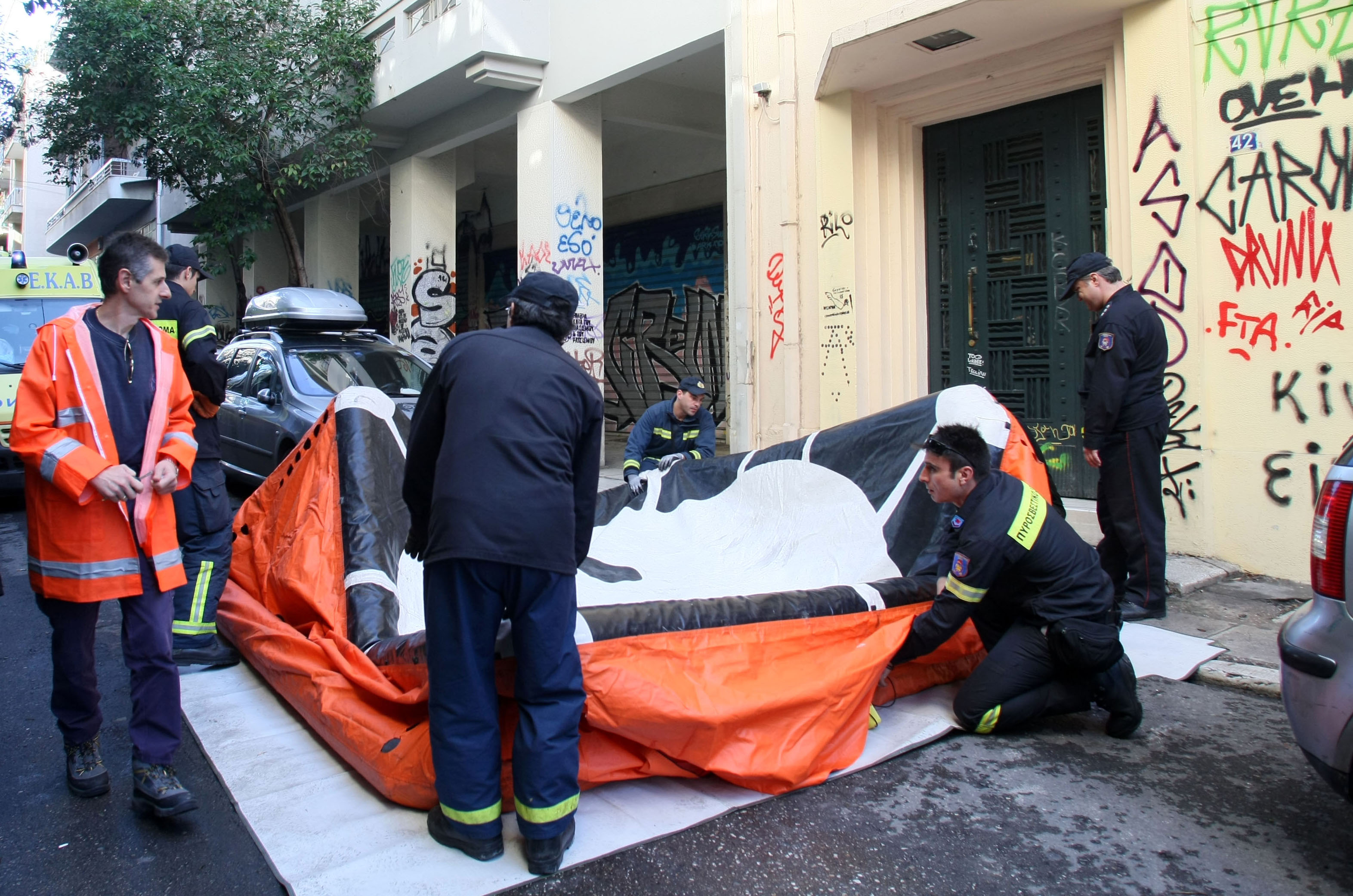 Ανδρας πήδηξε από το δεύτερο όροφο για «συμπαράσταση στον Ρωμανό»