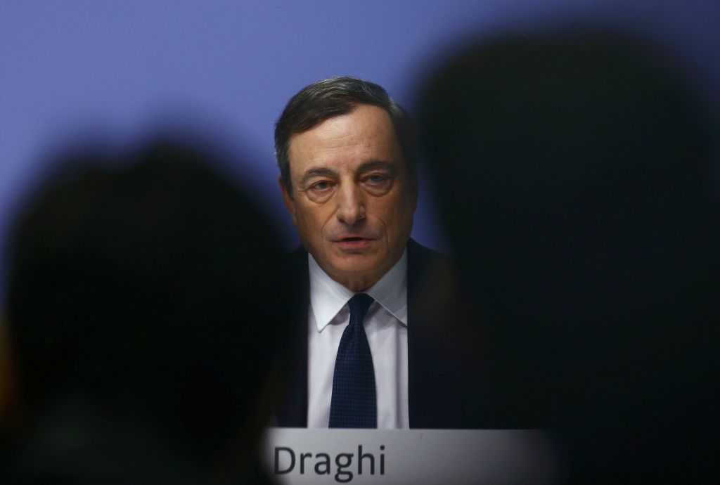Bloomberg: Ο Ντράγκι έχει ένα μήνα να πείσει για την ποσοτική χαλάρωση