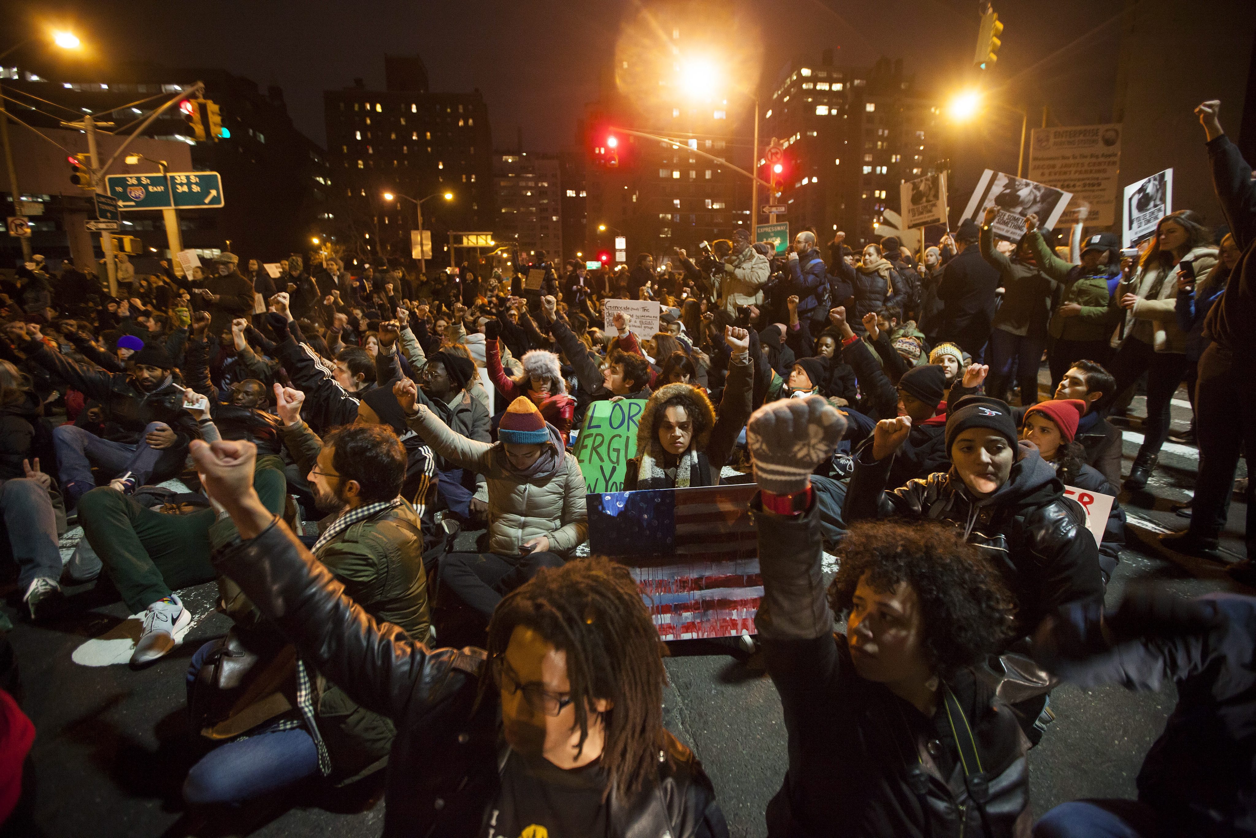 Ξανά στους δρόμους της Νέας Υόρκης για τους ατιμώρητους αστυνομικούς