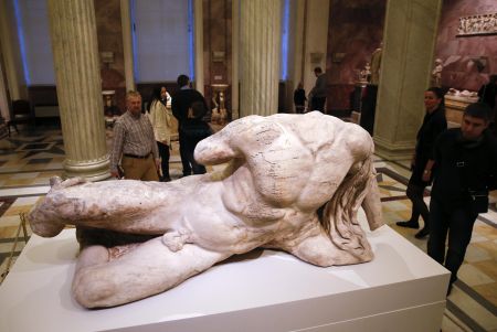 Μπόρις Τζόνσον: Η ανοησία με το γλυπτό στο Ερμιτάζ