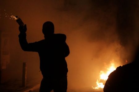 Επιθέσεις με μολότοφ και φωτοβολίδες σε διμοιρίες των ΜΑΤ