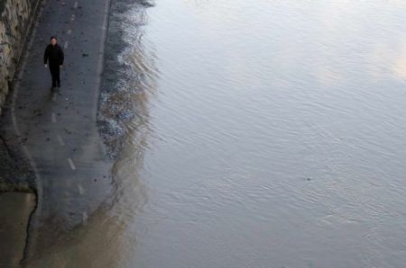 Ναρκωτικά, ορμόνες και καφεΐνη «κολυμπούν» στα ποτάμια