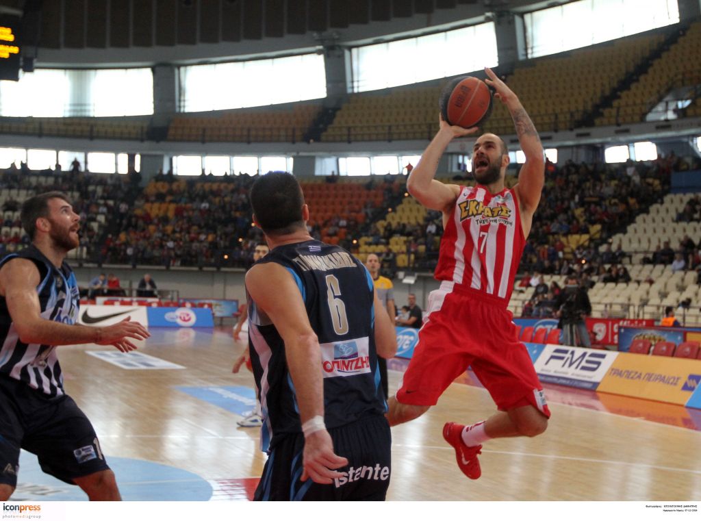 Στα γήπεδα και στην TV