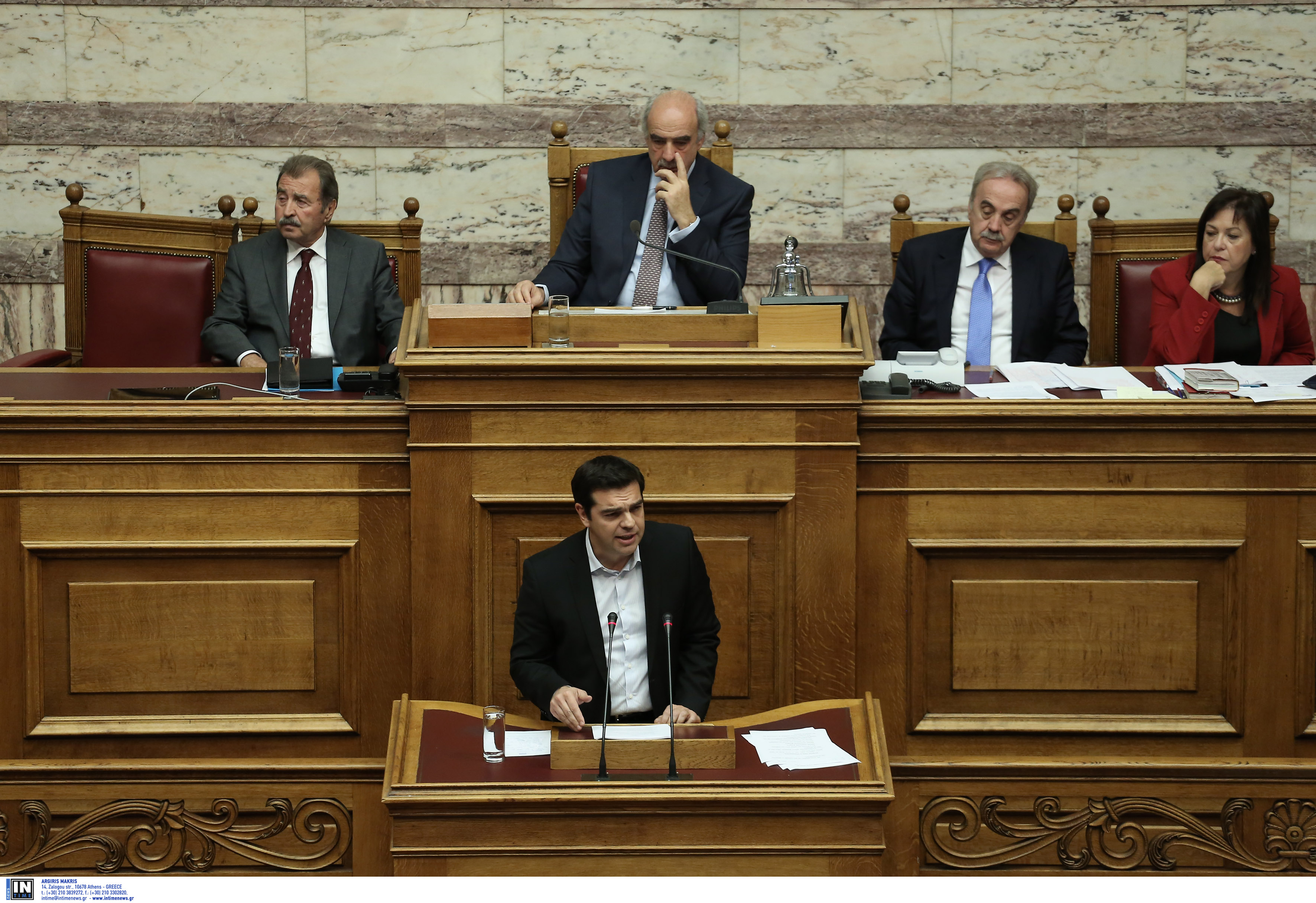 Bloomberg: Ο Τσίπρας προσπαθεί να καθησυχάσει τους επενδυτές ομολόγων