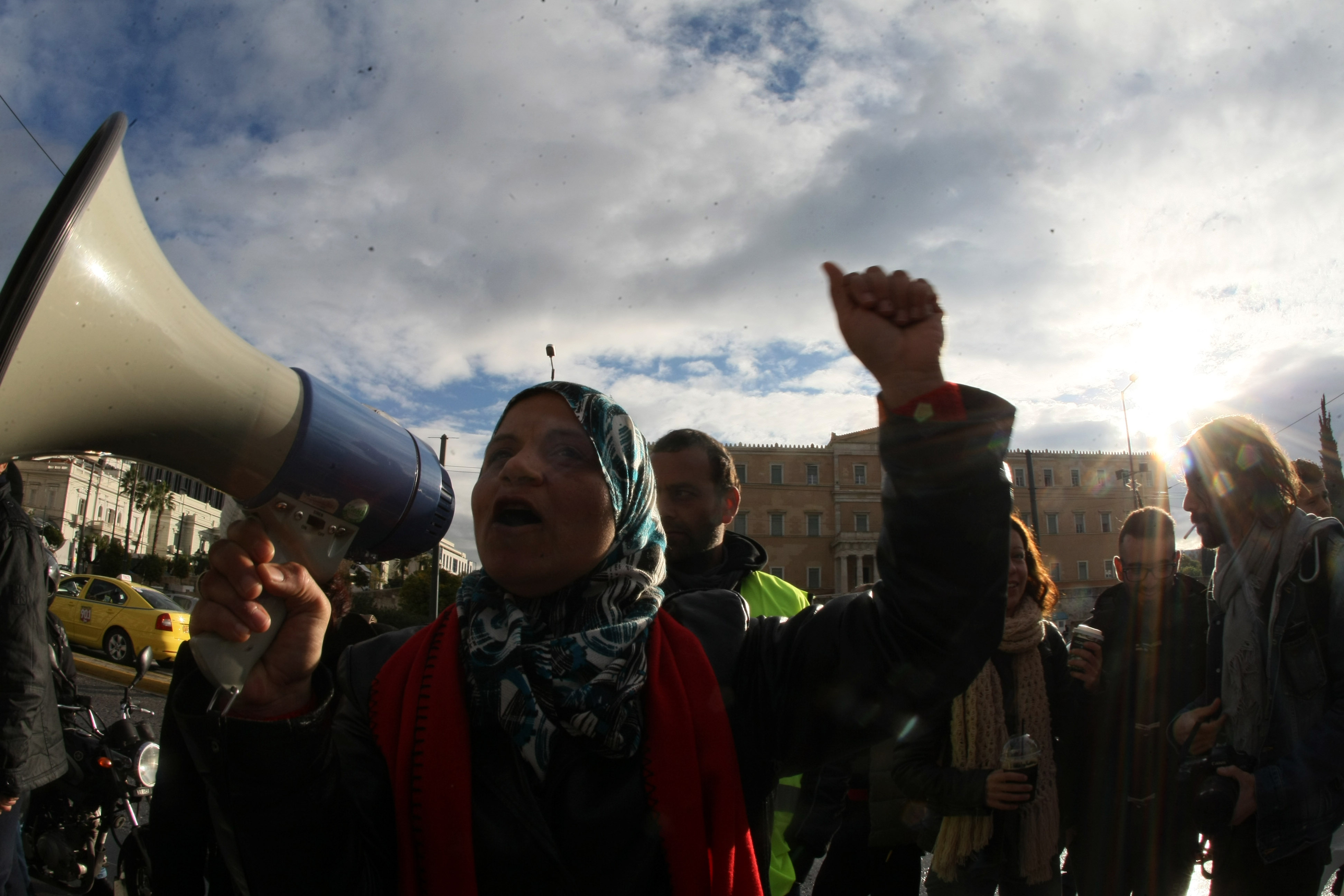 Σύροι στο Σύνταγμα: Αντιδρούν στην μετακίνηση γυναικών-παιδιών