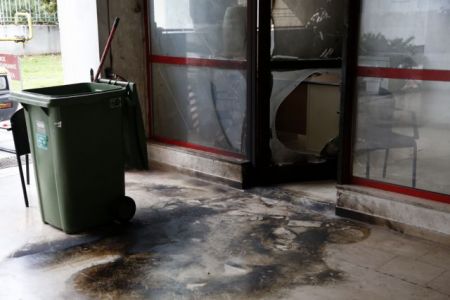 Γκαζάκια σε ΔΟΥ στα Εξάρχεια – Προκλήθηκαν μικρές φθορές