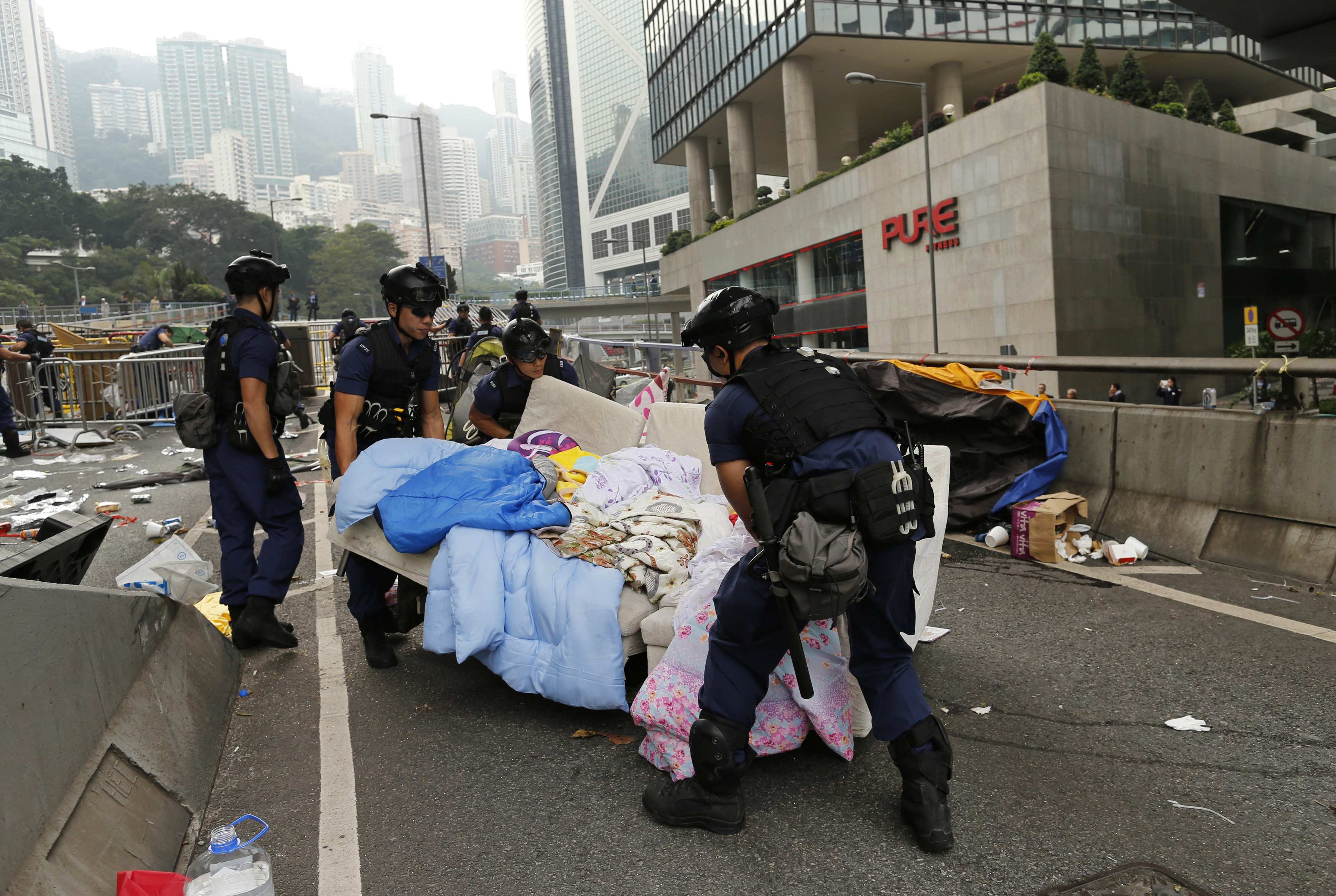 Χονγκ Κονγκ: Αρχισαν να αποχωρούν οι διαδηλωτές