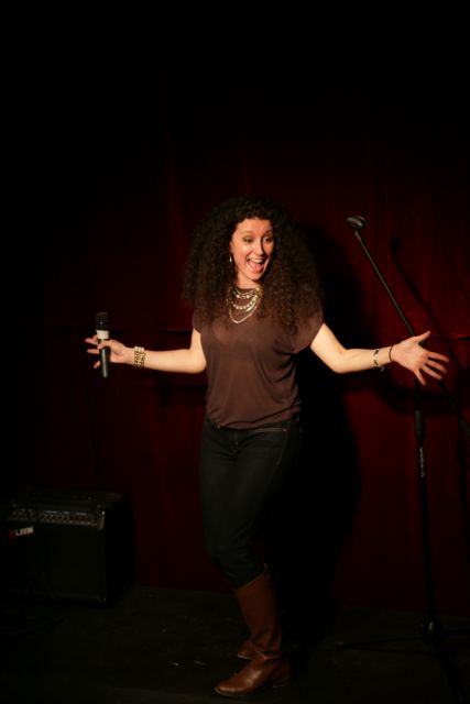 Νέα γυναίκα, μόνη, ψάχνεται