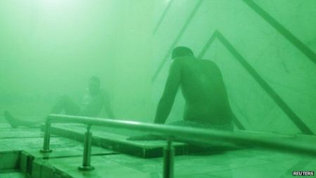 Κάιρο: Έφοδος και 25 συλλήψεις με τη βοήθεια ρεπόρτερ σε «γκέι χαμάμ»