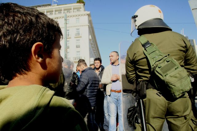 Police removes Syrian refugees from Syntagma Square at 3am