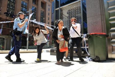 Φανατικός ισλαμιστής ο ένοπλος που κρατά ομήρους σε καφετέρια στο Σίδνεϊ