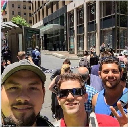Οργή προκαλούν οι selfies τουριστών έξω από το καφέ στο Σίδνεϊ