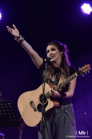 Βασιλική Καρακώστα: Με τους μουσικούς του δρόμου στο Half Note