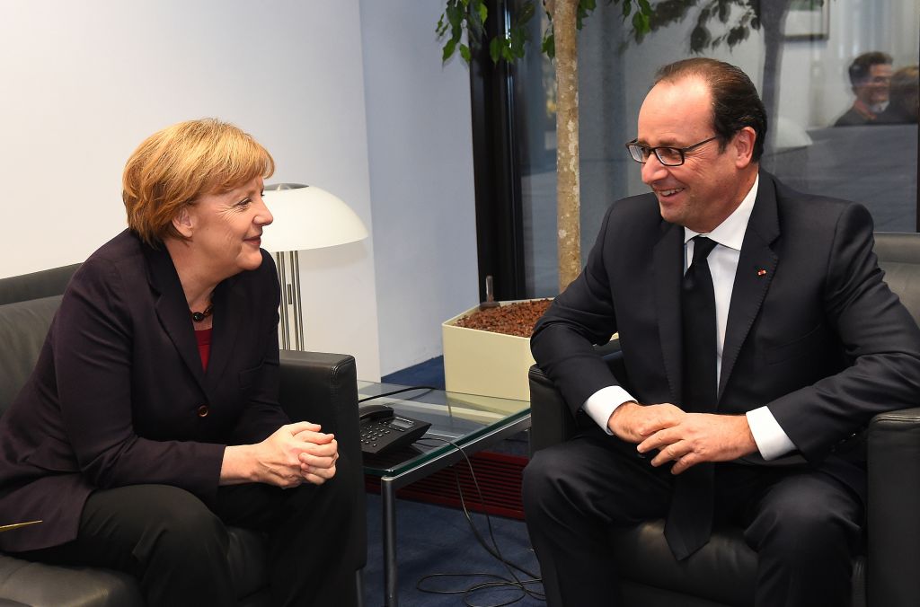 Αναβάλλεται η συνάντηση Ολάντ – Μέρκελ στο Παρίσι