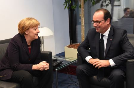 Αναβάλλεται η συνάντηση Ολάντ – Μέρκελ στο Παρίσι