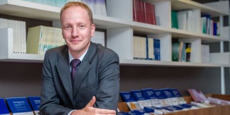 Γκούντραμ Βολφ: «Χρειάζονται επενδύσεις για να γίνει βιώσιμο το χρέος»