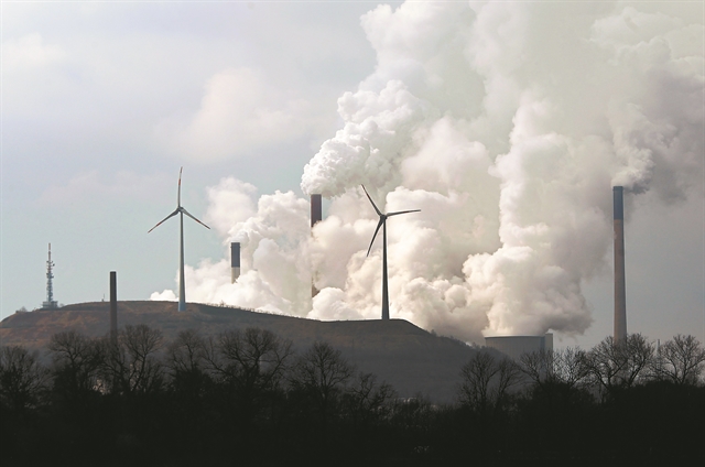 Ο κόσμος μας φλέγεται. Χρειαζόμαστε μία επανάσταση Ανανεώσιμων Πηγών Ενέργειας