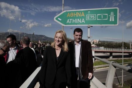 Προεκλογική μάχη κυβέρνησης – Δούρου για το «κόψιμο» έργων