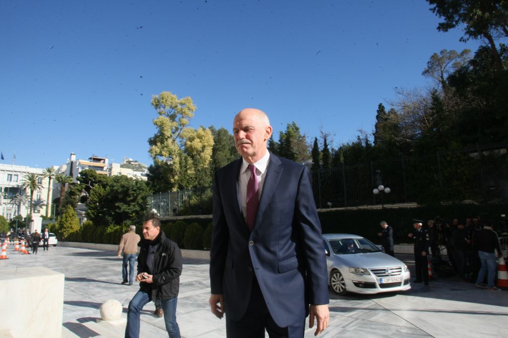 Πρωτοβουλίες για να μην προχωρήσει σε νέο κόμμα ο Γ.Παπανδρέου