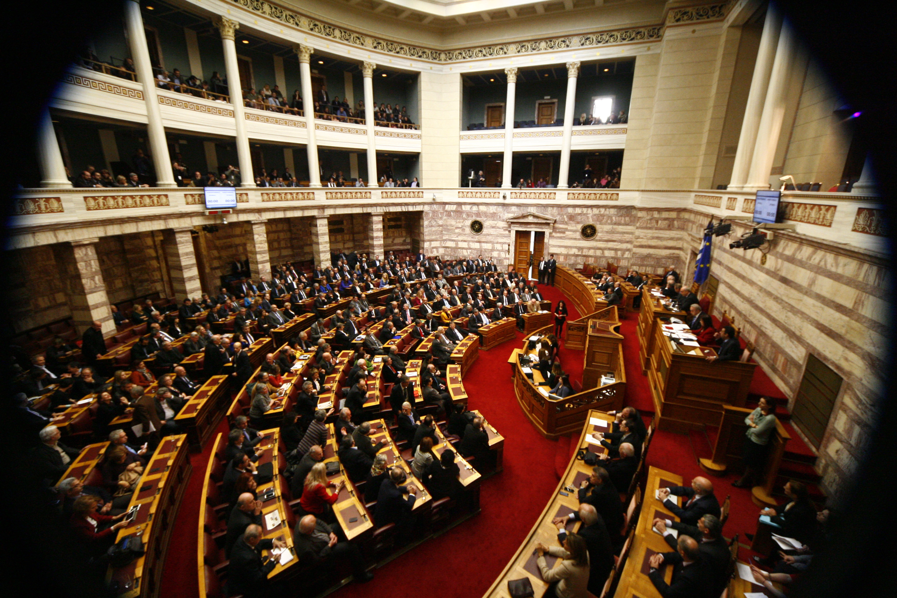 «Φωτιά» στο πολιτικό παρασκήνιο λίγες ώρες πριν από την κρίσιμη ψηφοφορία για την εκλογή Προέδρου Δημοκρατίας