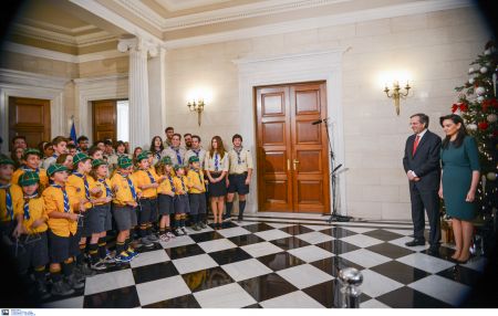 Στο Μαξίμου άκουσε το πρωθυπουργικό ζεύγος τα κάλαντα