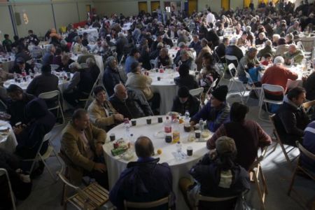 Χριστουγεννιάτικο τραπέζι «έστρωσε» ο Δήμος Αθηναίων για τους άπορους