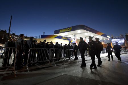 Χιλιάδες Αμερικανοί στην αγρυπνία για τον νεκρό αστυνομικό στη Νέα Υόρκη