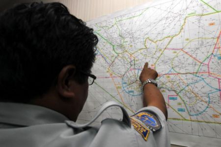 Επεκτείνεται η περιοχή των ερευνών για το αεροσκάφος της AirAsia