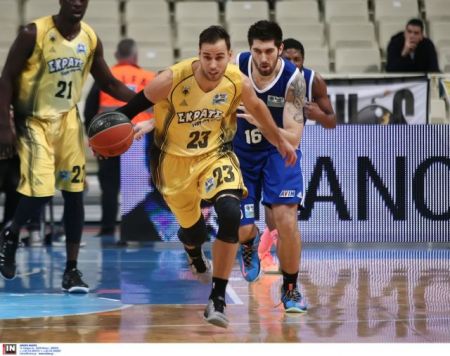 Παίκτες με το κομμάτι στο μπάσκετ