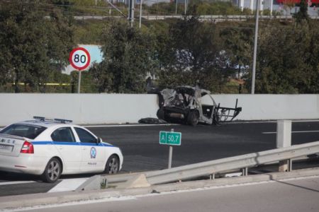 Αυτοκίνητο εξερράγη το πρωί της Δευτέρας στην Αττική Οδό