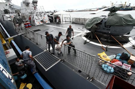 Περισυλλέγονται σοροί και αντικείμενα από τη «χαμένη» πτήσης της AirAsia