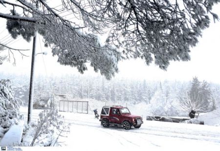 Η κακοκαιρία σαρώνει τη χώρα – Πού χρειάζονται αλυσίδες