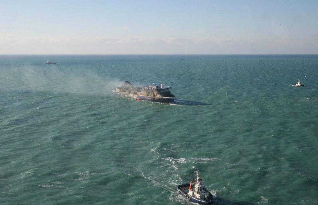 Στο λιμάνι του Πρίντιζι το Norman Atlantic – Στην Ιταλία συγγενείς αγνοουμένων