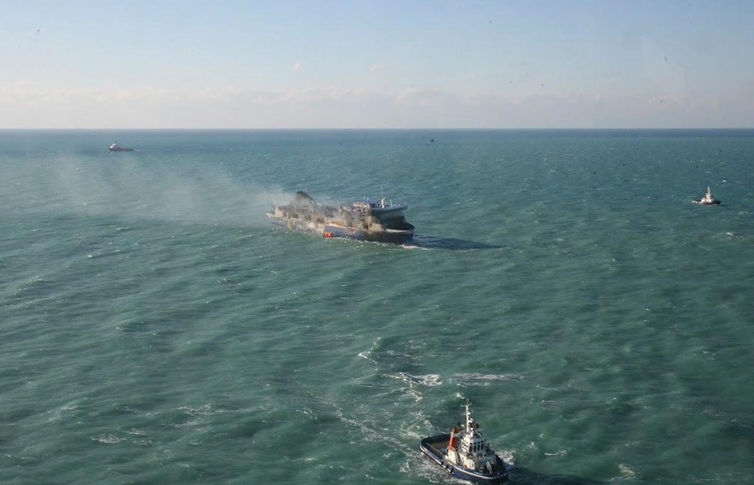 Στο λιμάνι του Πρίντιζι το Norman Atlantic – Στην Ιταλία συγγενείς αγνοουμένων